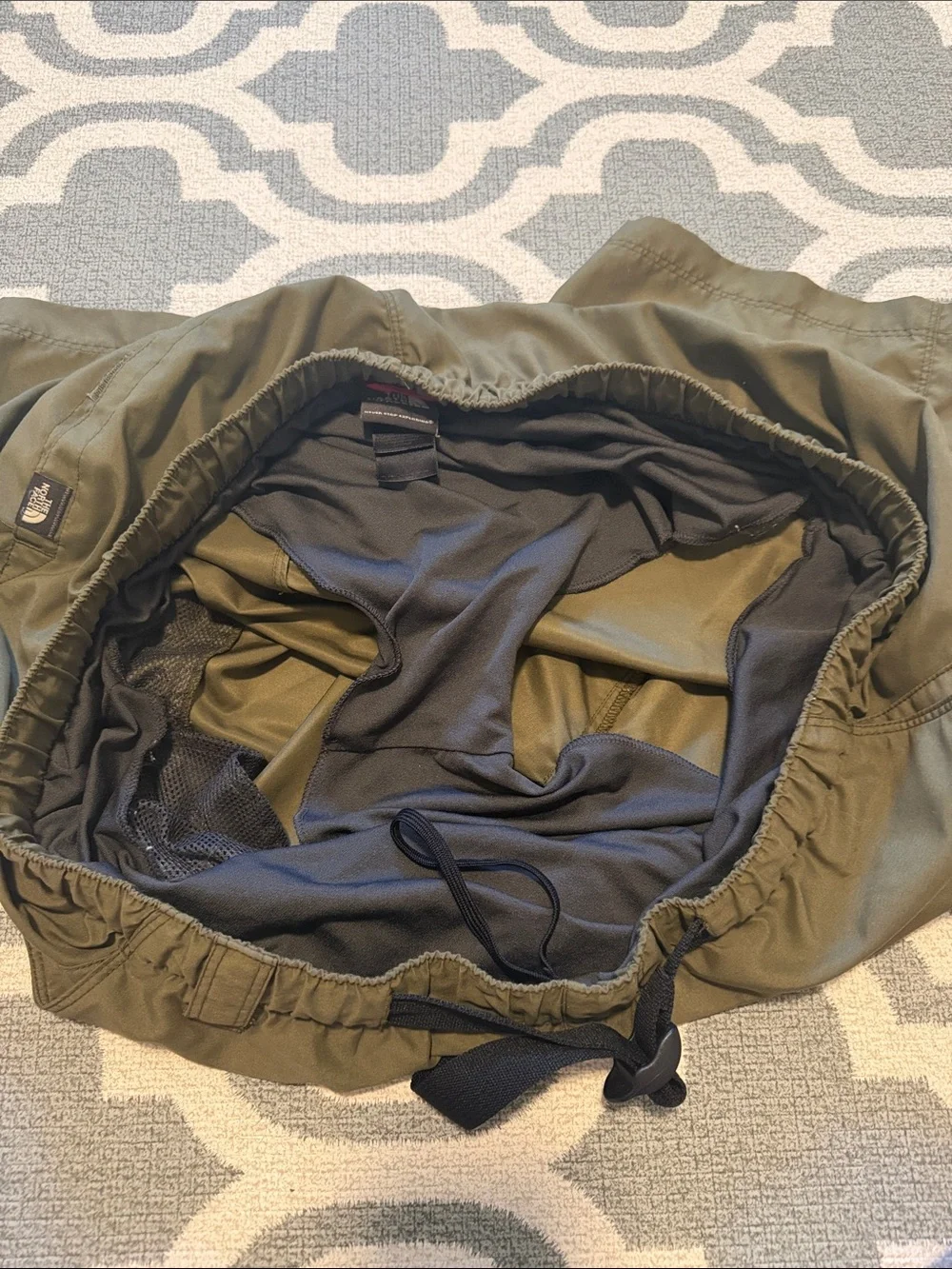 The North Face Men’s XL Olive Army Green drawstring lined shorts built in belt